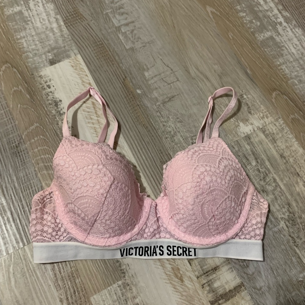 34B Victoria’s Secret light pink lace bra